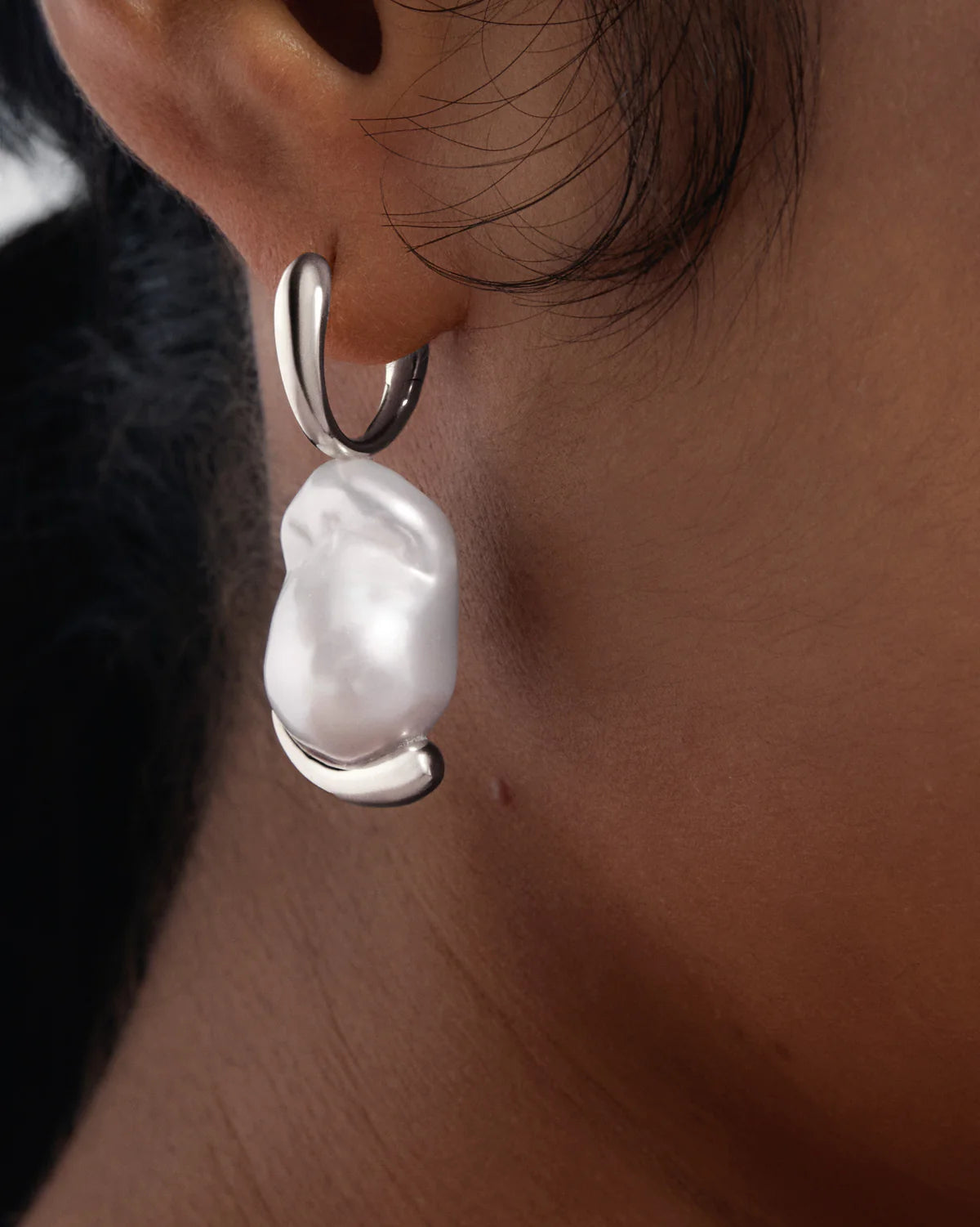 PDPAOLA - Orecchini a cerchio in argento con perla Mist