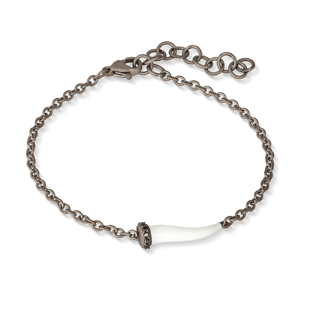 MANO-J - BRACCIALE CHARMS CON CORNETTO SMALTATO BIANCO IN TITANIO, 5 BLACK E CATENA