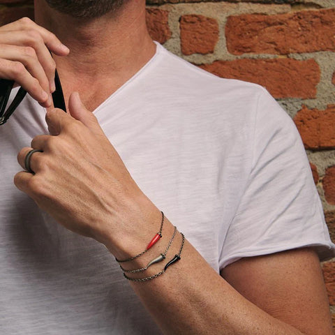 MANO-J - BRACCIALE CHARMS CON CORNETTO SMALTATO ROSSO IN TITANIO, 5 BLACK E CATENA