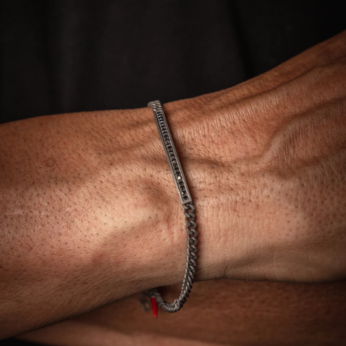MANO-J - BRACCIALE UOMO IN TITANIO CON BARRETTA, DIAMANTI BLACK CON UNA CATENA GROUMETTE E ORO ROSSO 9KT
