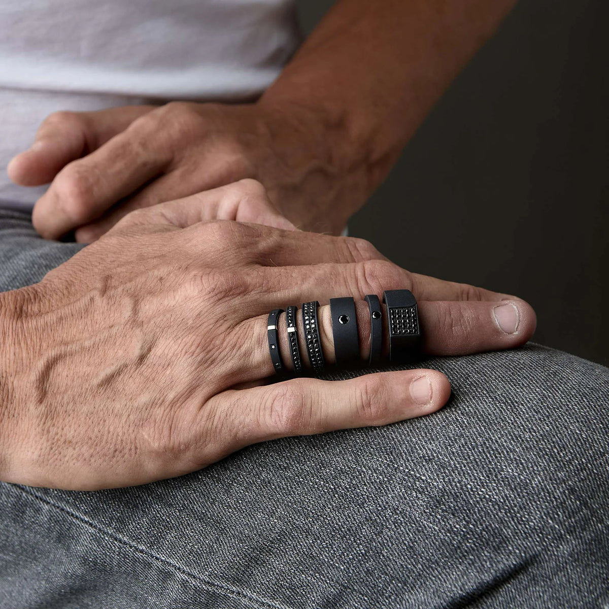 MANO-J - ANELLO UOMO IN TITANIO NERO CON PAVE' DI 25 DIAMANTI BLACK
