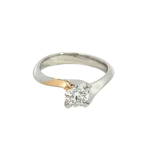 Dettaglio anello solitario Crivelli in oro bicolore