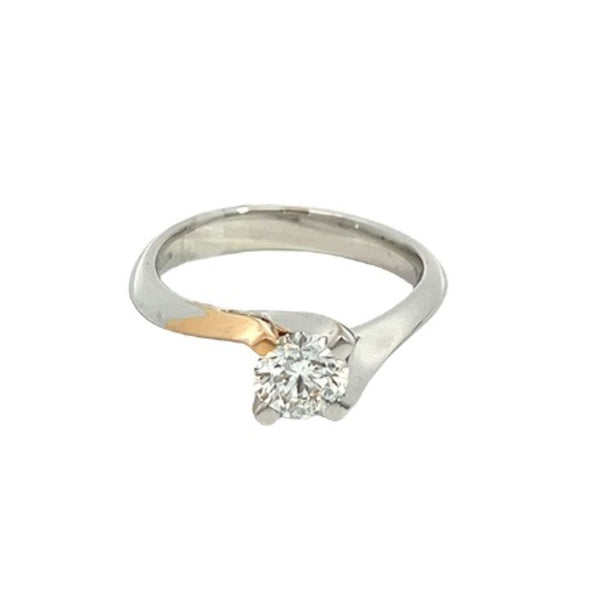 Dettaglio anello solitario Crivelli in oro bicolore