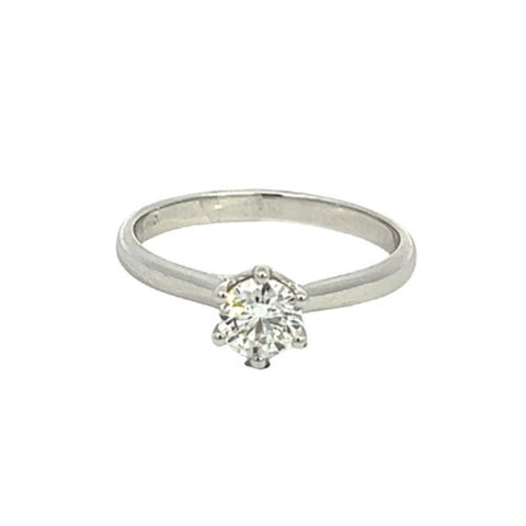 Dettaglio anello solitario Crivelli in oro bianco e diamante