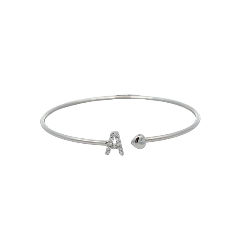 Dettaglio bracciale rigido aperto Crivelli con iniziale A in oro bianco e diamanti