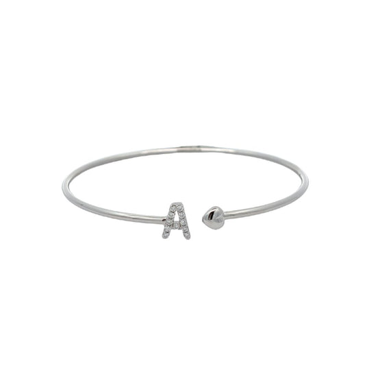 Dettaglio bracciale rigido aperto Crivelli con iniziale A in oro bianco e diamanti
