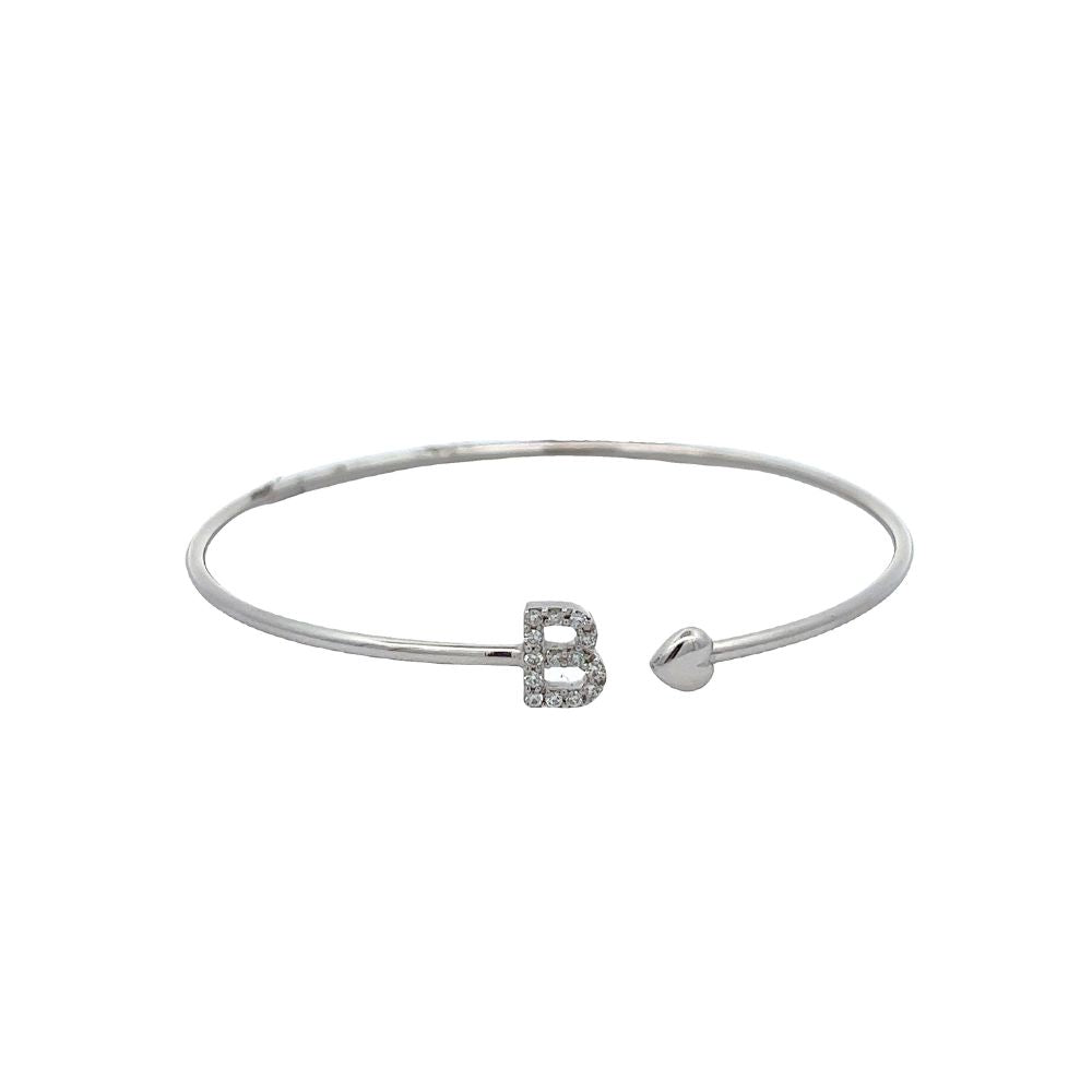 Dettaglio bracciale rigido Crivelli con iniziale B in oro bianco e diamanti