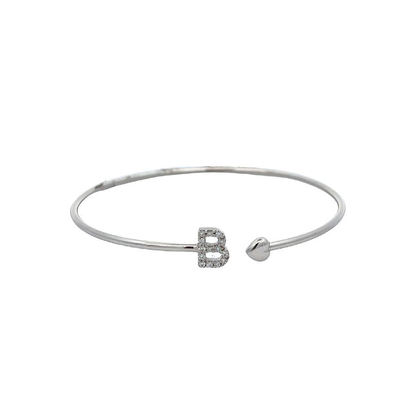 Dettaglio bracciale rigido Crivelli con iniziale B in oro bianco e diamanti