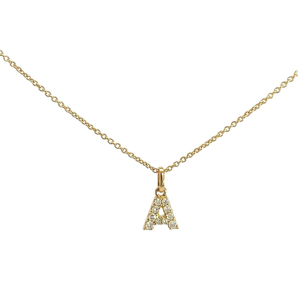 Dettaglio collana Crivelli iniziale lettera A in oro giallo e diamanti