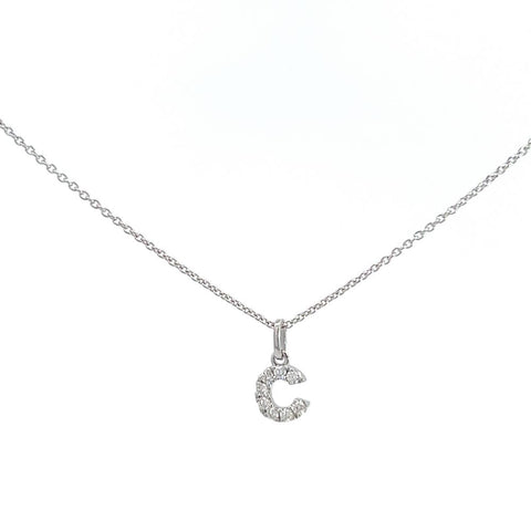 Dettaglio collana Crivelli iniziale lettera C in oro bianco e diamanti