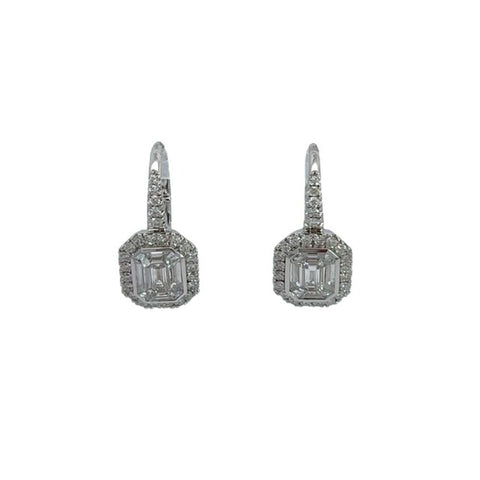 Dettaglio orecchini pendenti Crivelli in oro bianco, diamante centrale baguette e cornice di diamanti