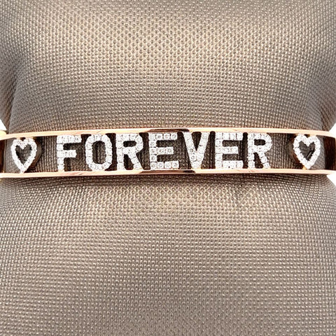 Dettaglio scritta Forever bracciale rigido Crivelli in oro rosa e diamanti