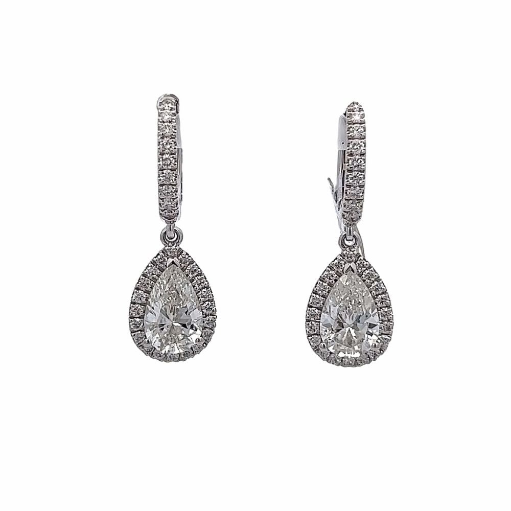 Dettaglio orecchini pendenti Crivelli con diamante centrale goccia e cornice di diamanti